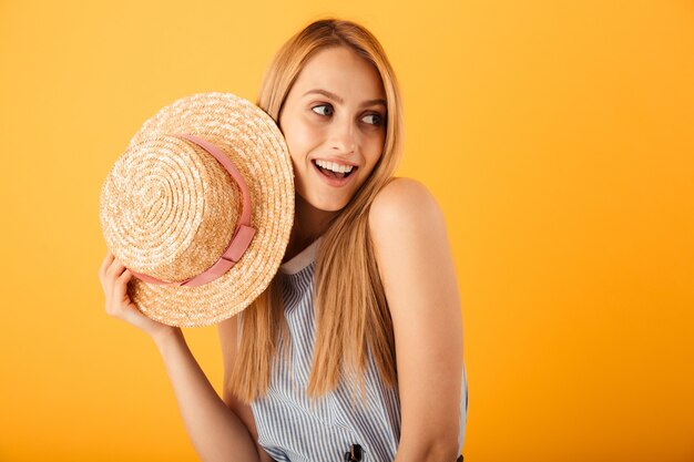 Retrato de una sonriente joven rubia