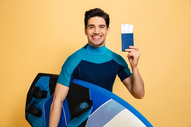 Retrato, de, un, sonriente, joven, vestido, en, traje de baño