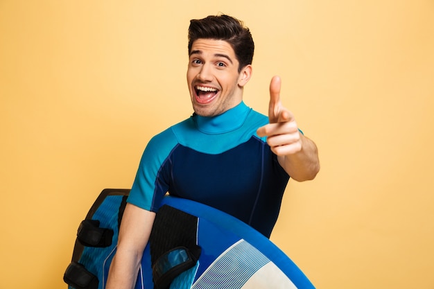 Retrato, de, un, sonriente, joven, vestido, en, traje de baño