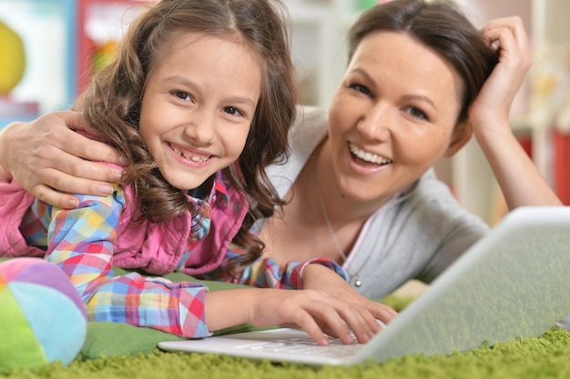 Retrato, de, sonriente, madre e hija