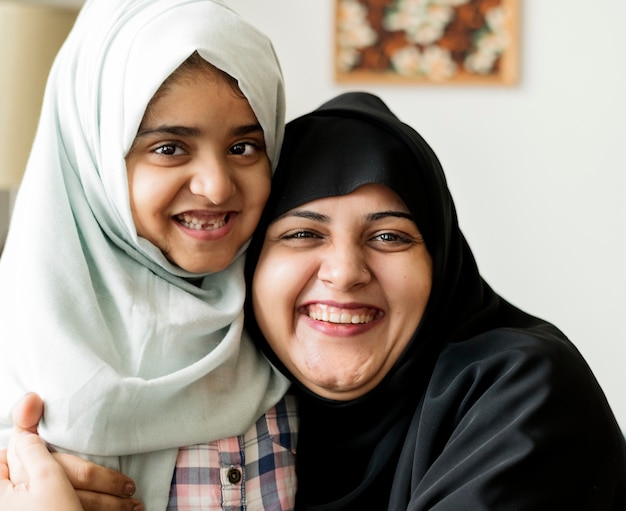 Retrato sonriente de una madre musulmana y una hija