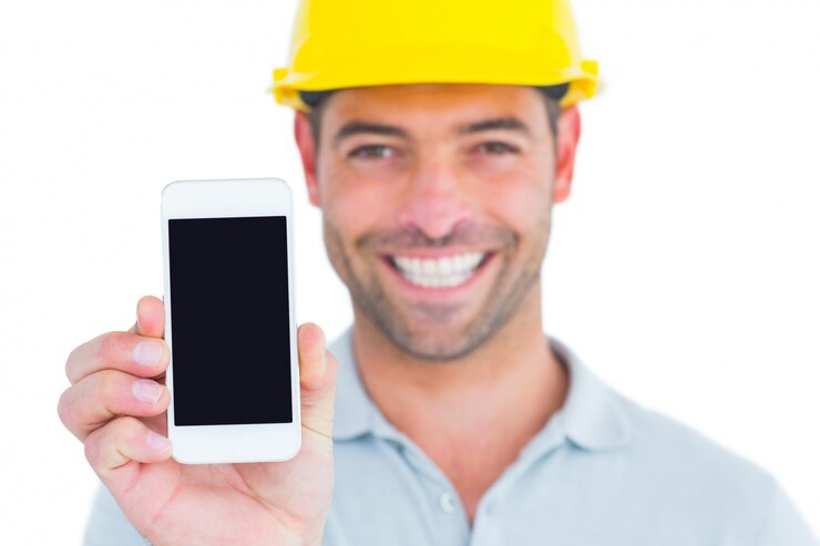 Foto retrato de sonriente manitas mostrando teléfono inteligente