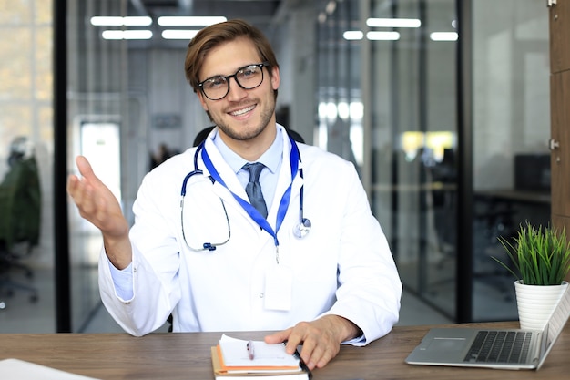 Retrato de sonriente médico emocionado en el hospital.