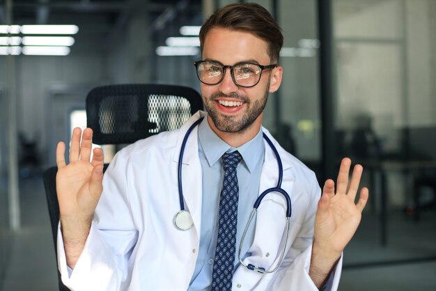 Retrato de sonriente médico emocionado en el hospital.