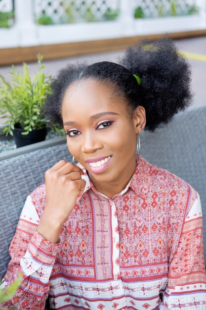 Retrato sonriente de la muchacha afro negra