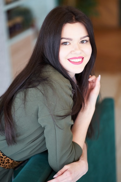 Retrato sonriente de la muchacha blanca morena joven