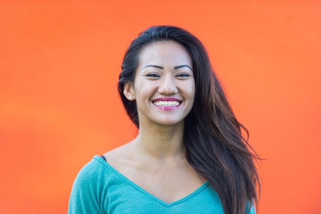 Retrato sonriente de la mujer asiática