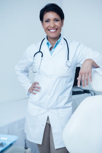 Retrato de sonriente mujer dentista