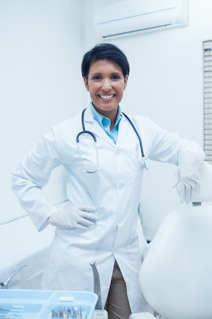 Retrato de sonriente mujer dentista