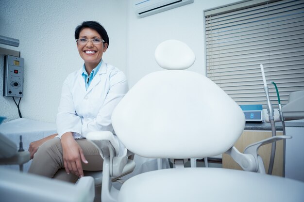 Retrato de sonriente mujer dentista