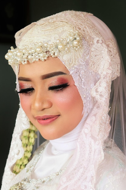 retrato, de, un, sonriente, mujer hermosa, llevando, un, vestido de novia