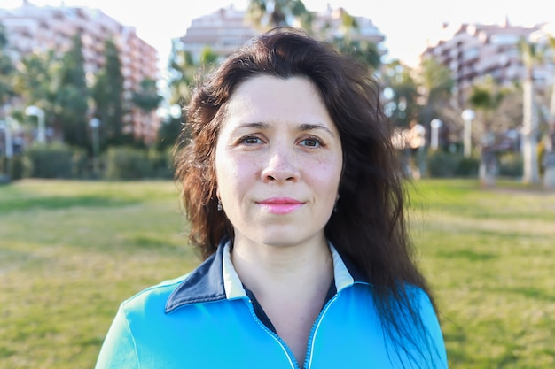 Retrato de sonriente mujer jogger al atardecer.