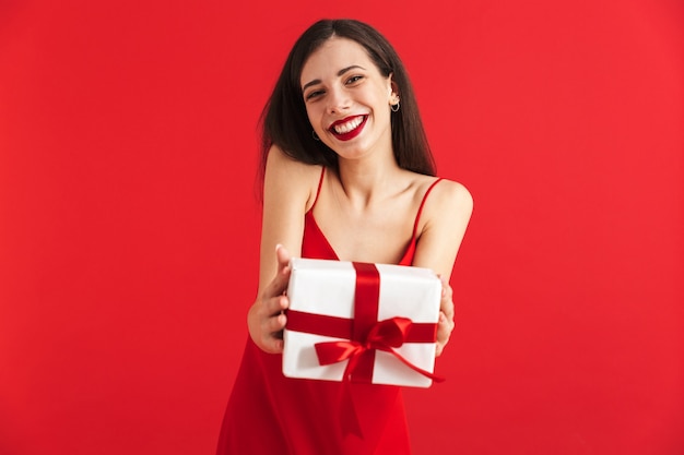 Retrato, de, un, sonriente, mujer joven, en, vestido, tenencia, presente, caja, aislado