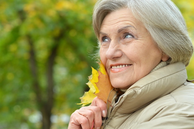 Retrato, de, sonriente, mujer mayor, en, otoño, parque