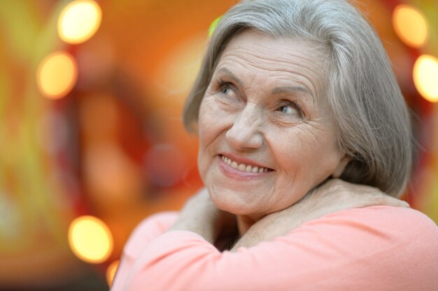 Retrato, de, sonriente, mujer mayor, en, otoño, parque