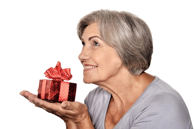 retrato, de, sonriente, mujer mayor, posar, con, presente