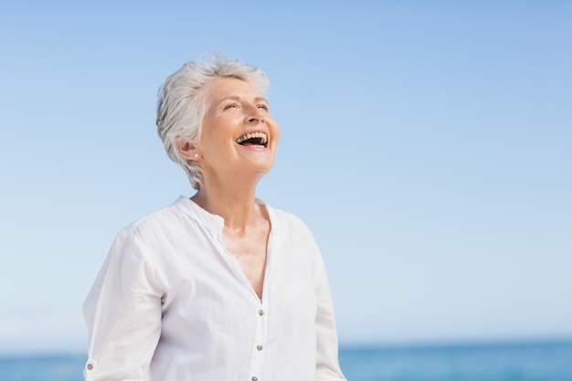 Retrato, de, sonriente, mujer mayor