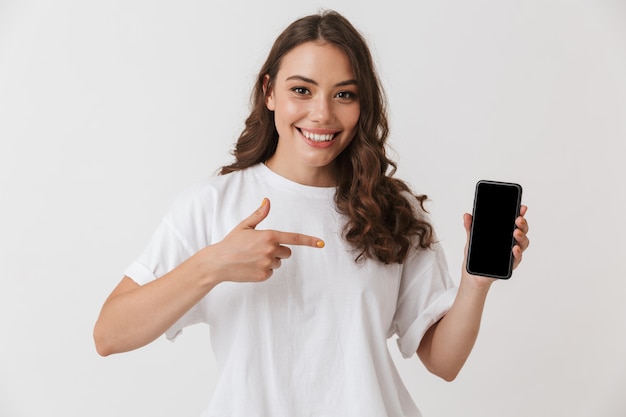 Foto retrato de una sonriente mujer morena casual joven