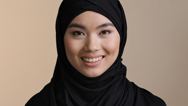 Retrato sonriente mujer de negocios ejecutiva musulmana asiática chica islámica ropa casual hijab mirando cámara
