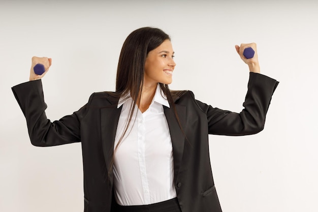 Foto retrato, de, sonriente, mujer de negocios, con, pesas, en, ella, manos