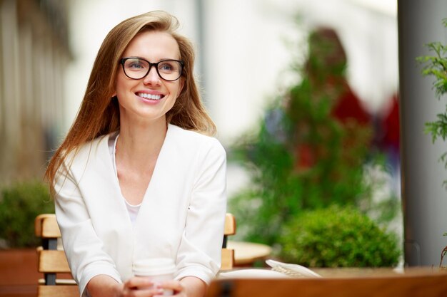 Retrato, de, un, sonriente, mujer de negocios