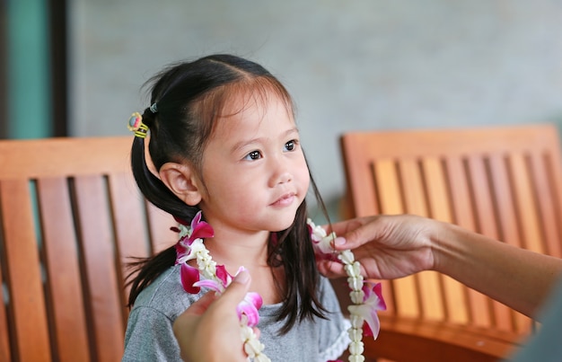 Retrato de sonriente niña asiática