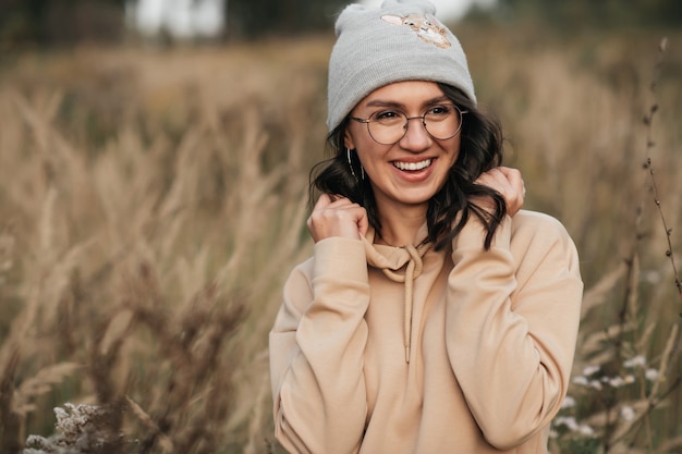 retrato, de, sonriente, niña morena, en, anteojos, en el campo