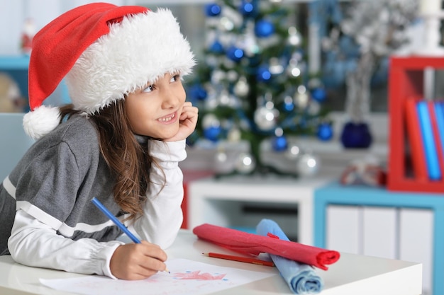 retrato, de, sonriente, niña preadolescente, en, santa sombrero