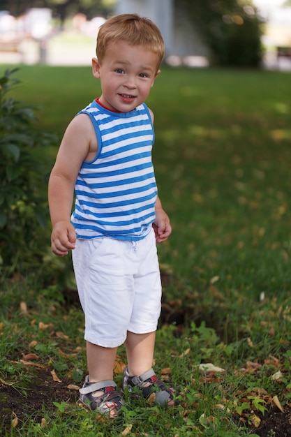 Retrato de sonriente niño de tres años