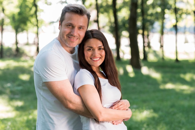 Retrato de sonriente pareja amorosa en el parque