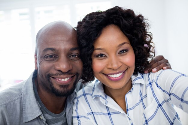 Retrato, de, sonriente, pareja, con, brazo alrededor