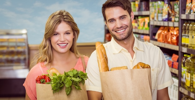 Retrato de sonriente pareja brillante comprar productos alimenticios