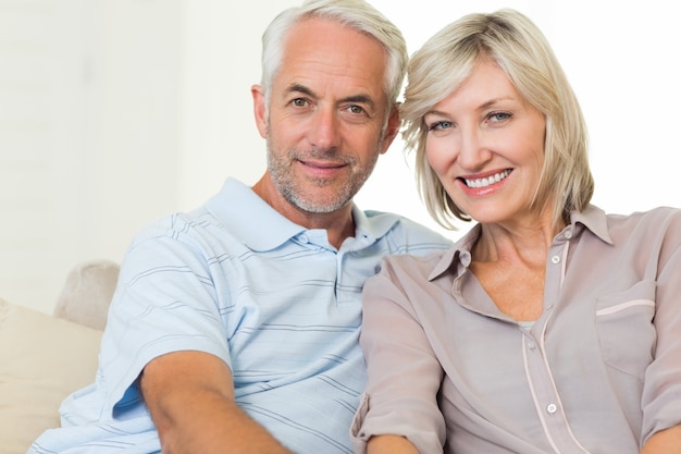 Retrato de una sonriente pareja madura en casa