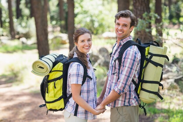 Retrato, de, sonriente, pareja que sujeta manos