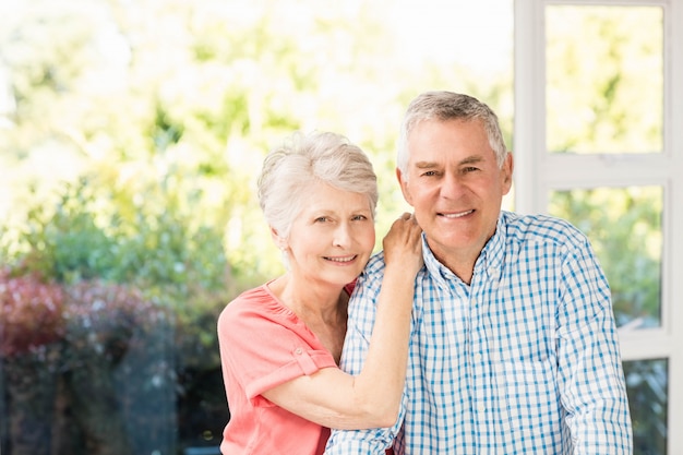 Retrato de la sonriente pareja senior en casa