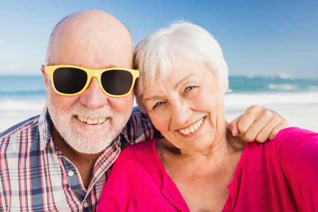 Retrato de la sonriente pareja senior