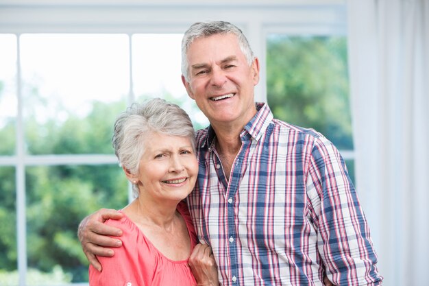 Retrato de la sonriente pareja senior