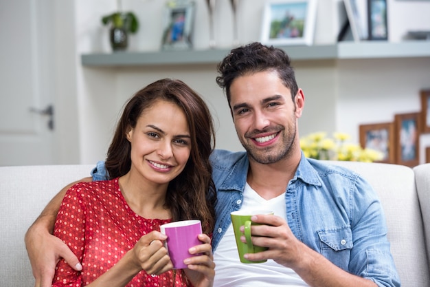 Retrato de la sonriente pareja tomando un café