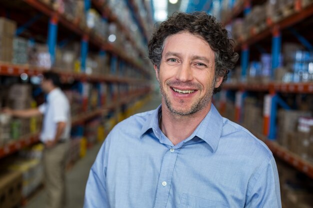 Foto retrato de sonriente trabajador de almacén