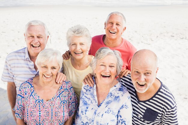 Retrato de sonrientes amigos mayores