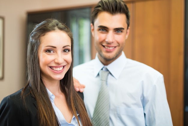 Retrato de sonrientes empresarios en su oficina