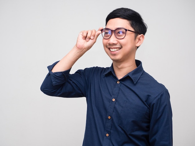 Retrato de sonrisa alegre de gafas de hombre de negocios positivo