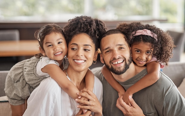 Foto retrato de la sonrisa y el amor de la familia mientras se relajan juntos en un sofá en casa los niños o las niñas juguetones y despreocupados abrazan a los padres amorosos niños felices que se unen con mamá y papá en el sofá o en el sofá