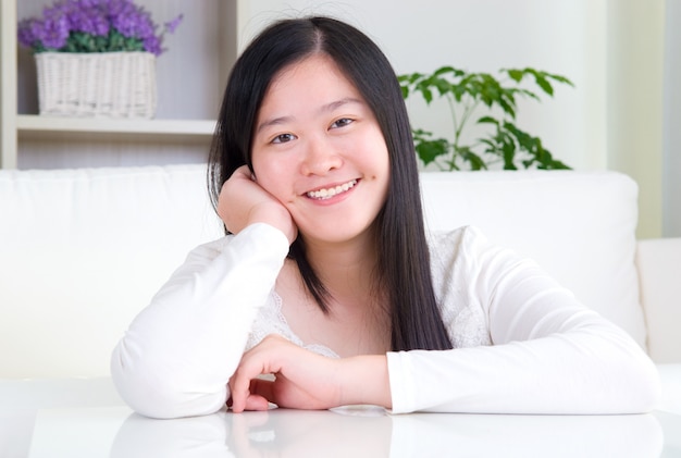 Retrato de la sonrisa asiática atractiva de la muchacha. Mujer joven dentro viviendo la forma de vida en casa.