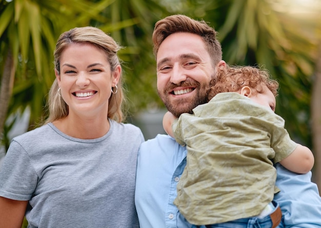 Retrato de sonrisa y familia en la naturaleza por amor, relajación y paz juntos en unas vacaciones en Portugal Felices vacaciones y madre y padre con un niño durmiendo en un patio trasero o jardín en verano