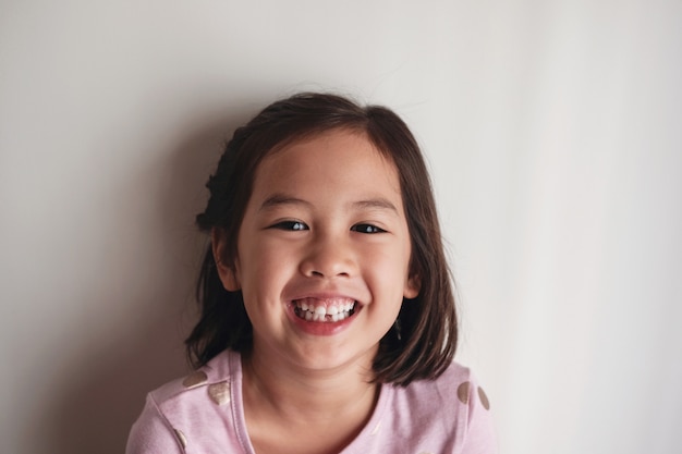 Retrato de la sonrisa joven asiática feliz de la niña