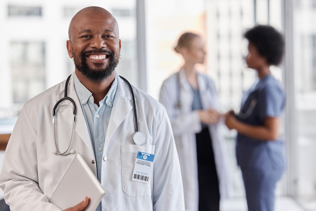Retrato de sonrisa y médico de hospital hombre negro o cardiólogo líder del equipo de atención médica fideicomiso bienestar médico y cardiología Tableta de liderazgo del grupo y persona africana para apoyo profesional
