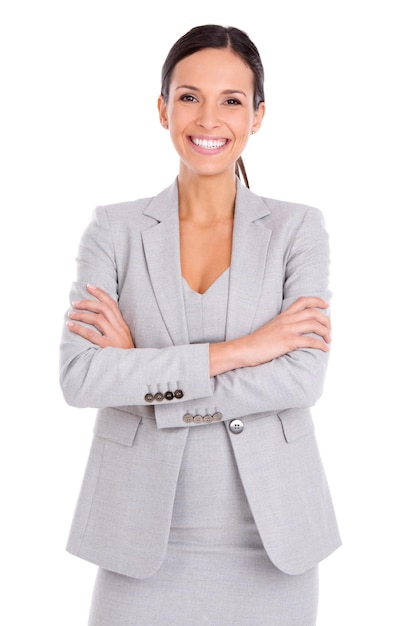 Foto retrato sonrisa y mujer de negocios con confianza en el estudio aislado sobre un fondo blanco brazos cruzados profesional y rostro de asesor empresario y empleado con orgullo por la carrera en españa