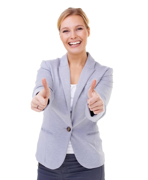 Retrato de sonrisa y mujer de negocios con los pulgares hacia arriba en el estudio para apoyo de motivación o gracias en fondo blanco Cara ganadora o empresaria con emoji de mano para excelencia de servicio o garantía