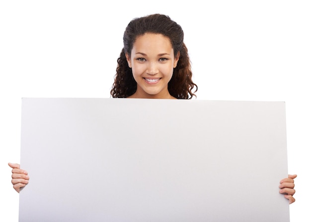 Foto retrato de sonrisa de mujer negra y cartel en blanco o cartelera en estudio para publicidad de marketing de ventas y maqueta de noticias de la empresa modelo feliz de niña africana y espacio de señalización de diseño en fondo blanco